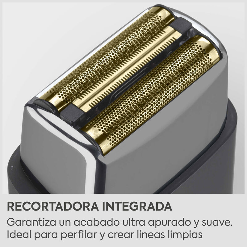Primer plano de un cabezal de afeitado con dos láminas doradas y recortadora integrada.