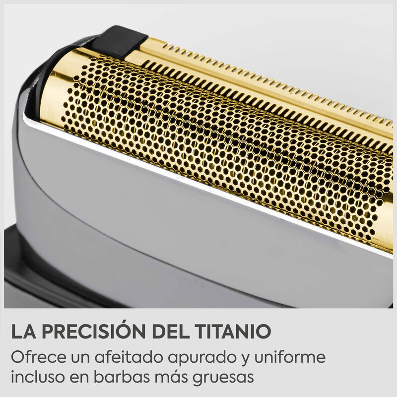 Primer plano de un cabezal de afeitado dorado de una rasuradora eléctrica con texto abajo.