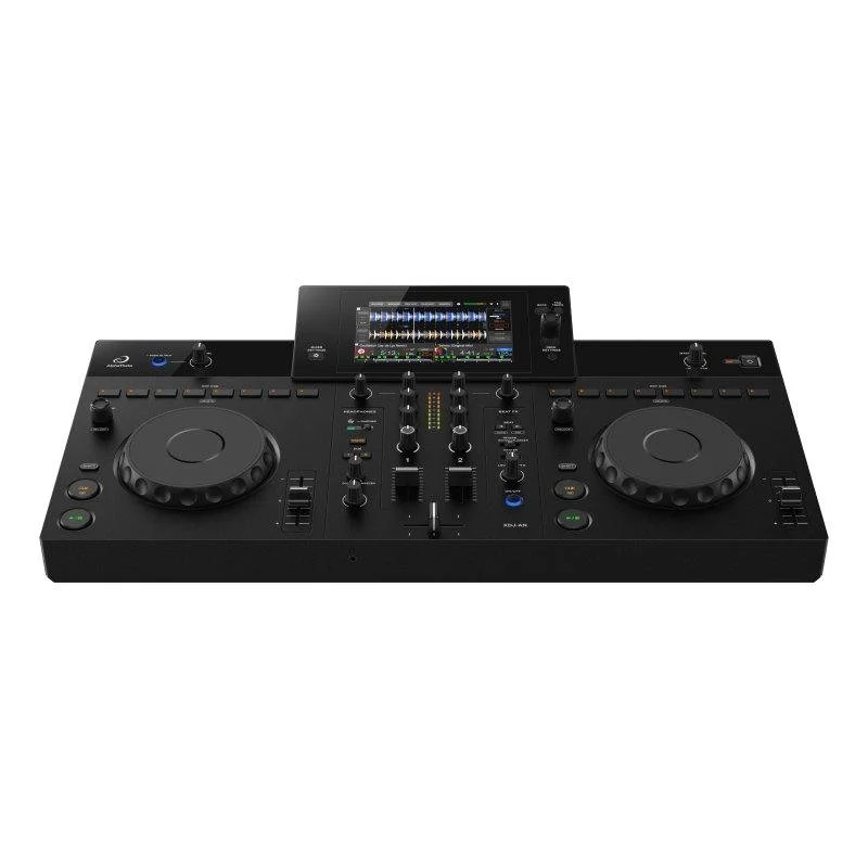 Una mesa de mezclas de DJ negra con dos ruedas de desplazamiento, numerosos botones y una pantalla central.