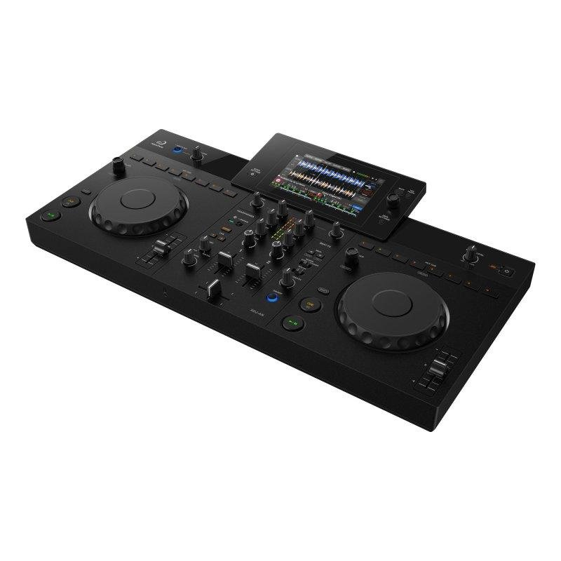 Un controlador de DJ negro con dos ruedas jog, controles de mezclador y una pantalla central sobre fondo blanco.