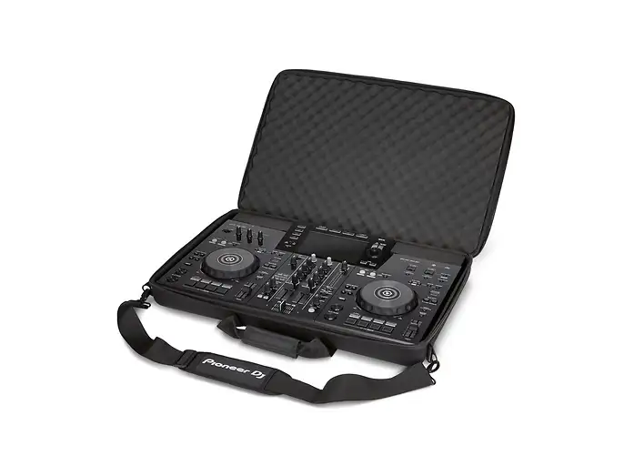 Un controlador DJ Pioneer negro descansa de forma segura en una funda acolchada con correa.