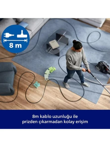 Bir kişi 8m kablo uzunluğuna sahip süpürgeyle oturma odasını temizliyor.