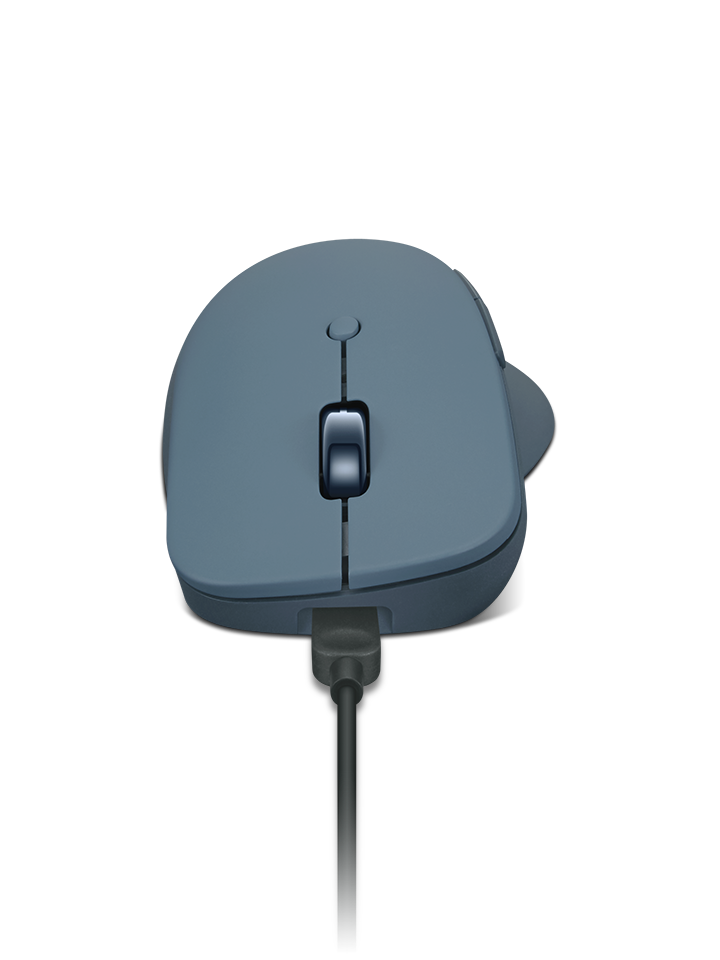 Ratón de ordenador azul conectado con un cable USB sobre fondo negro.