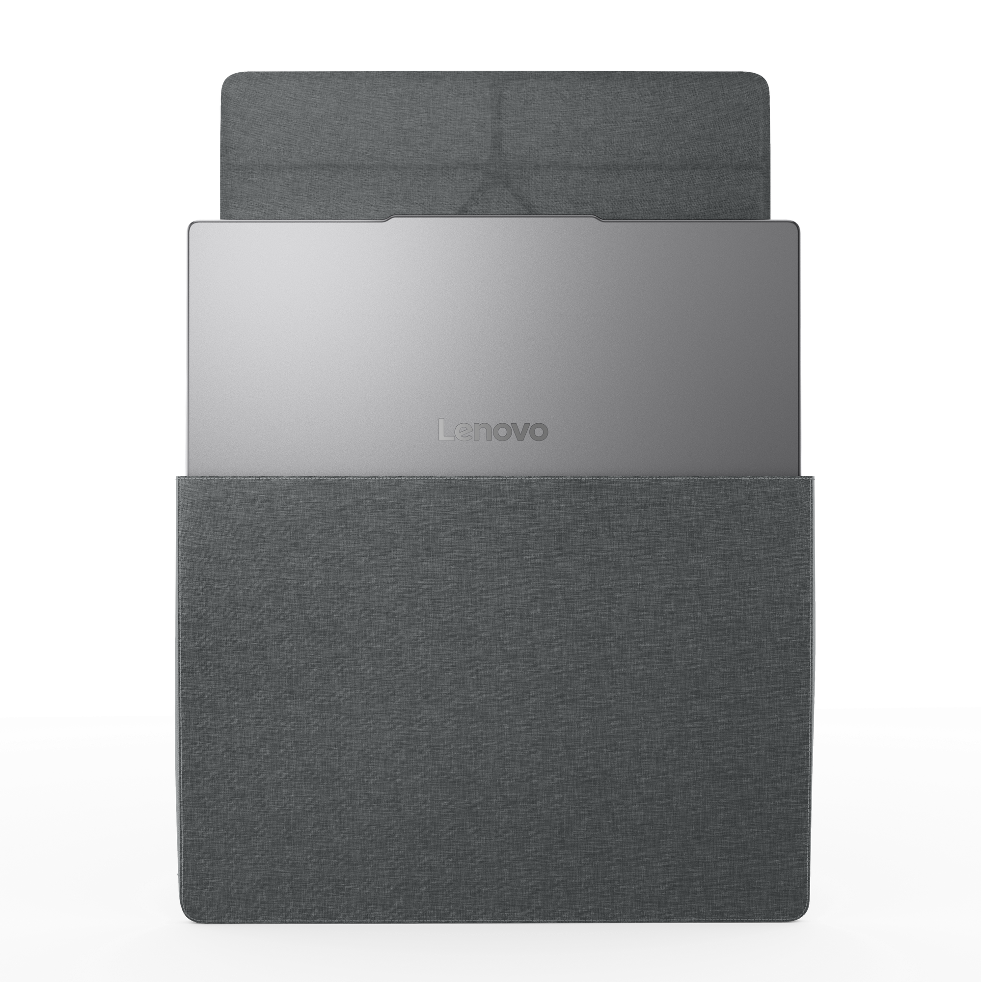 Un ordenador portátil Lenovo plateado en una funda de tela gris sobre fondo negro.