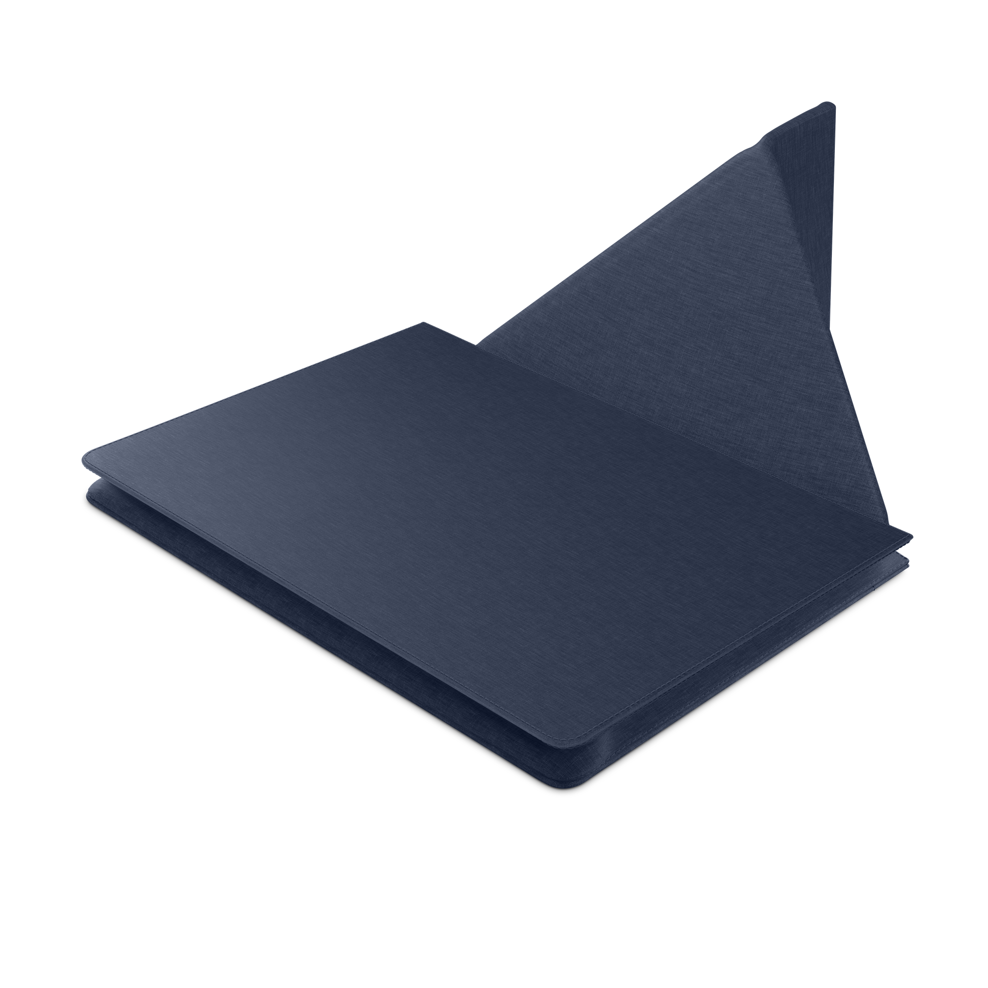 Una funda de tableta azul oscuro cerrada con soporte plegado sobre fondo negro.