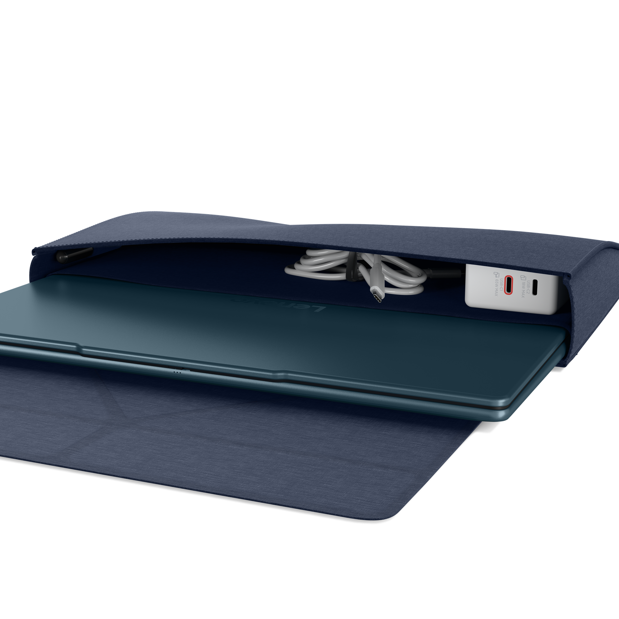 Funda azul para portátil con un ordenador, un cable USB enrollado y un cargador blanco, sobre fondo negro.