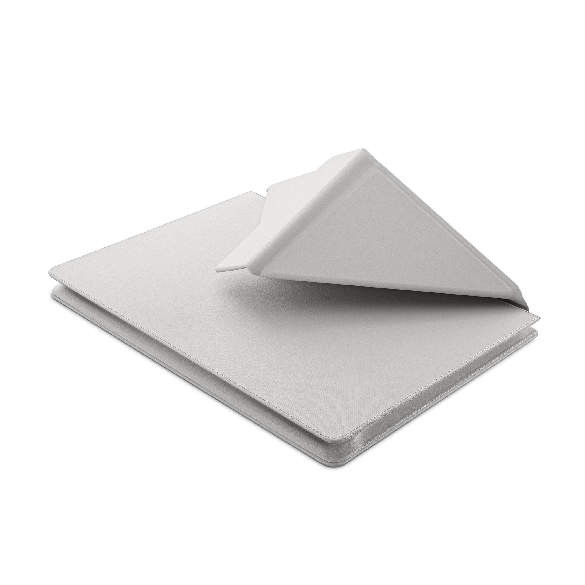 Un libro blanco cerrado con una cubierta plegada triangularmente sobre un fondo negro.