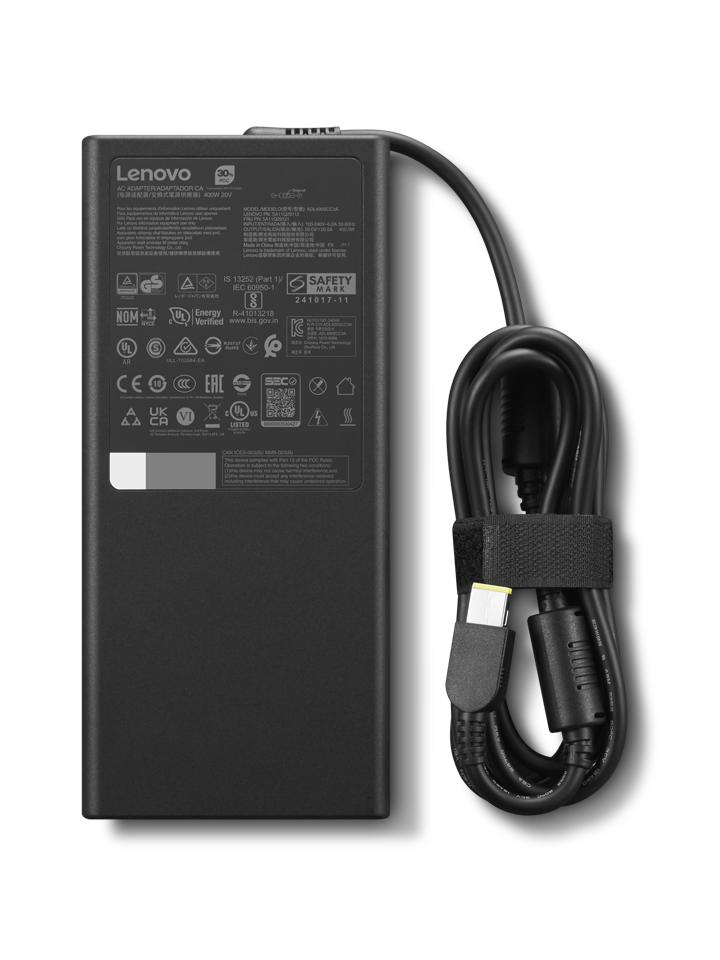 Un adaptador de CA Lenovo negro con cable tipo C enrollado sobre fondo negro.