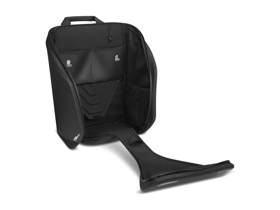 Una mochila negra abierta muestra compartimentos organizados y una base plana sobre un fondo oscuro.