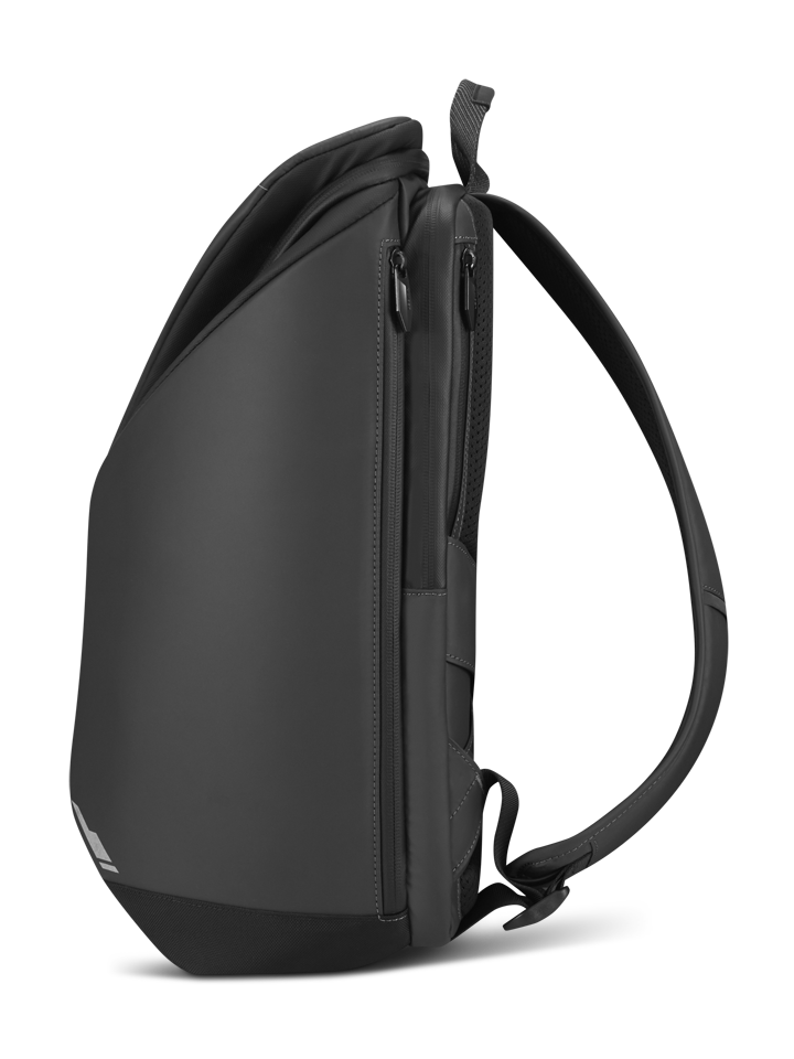 Una mochila negra y elegante en vista de perfil sobre un fondo negro, con cremalleras y una correa para el hombro.