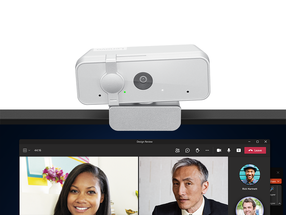 Una cámara web blanca de Lenovo está montada en un monitor que muestra una videoconferencia.