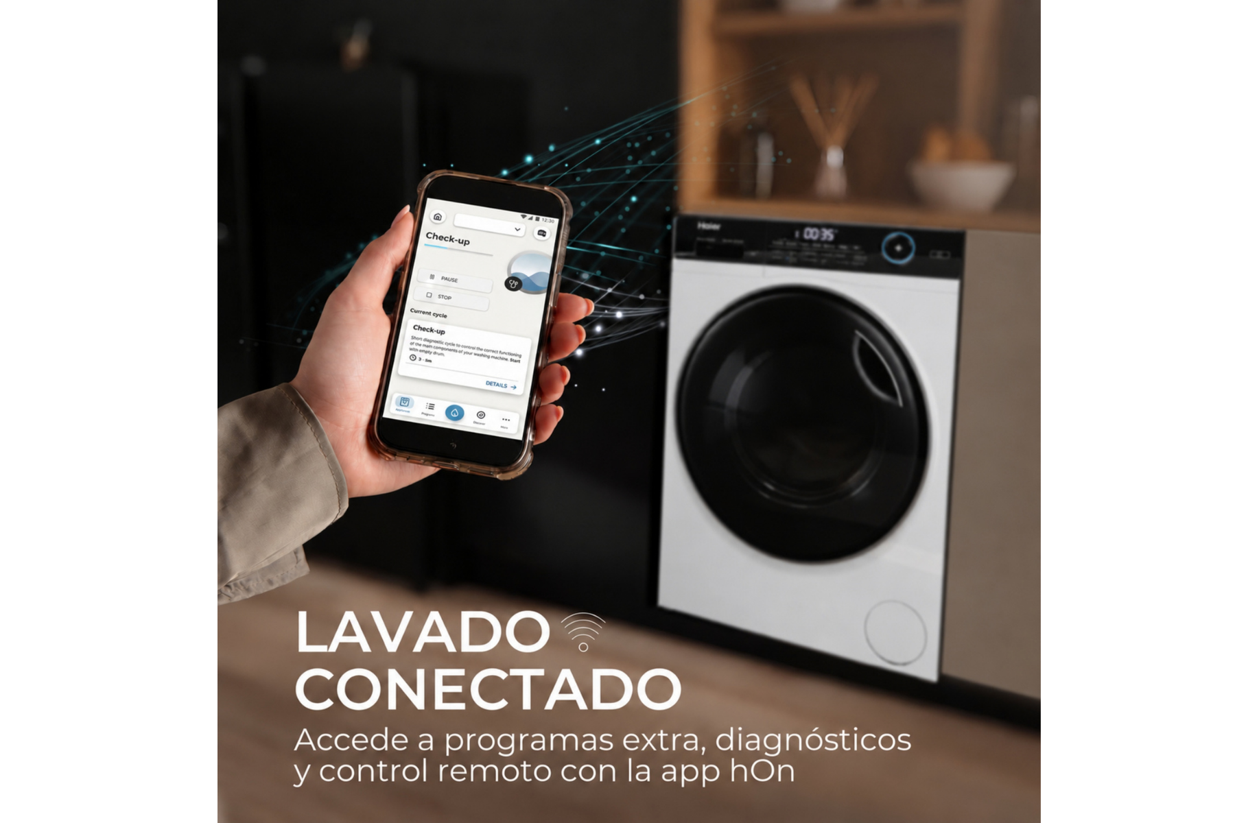 Mano sosteniendo smartphone con app de lavado frente a una lavadora moderna.