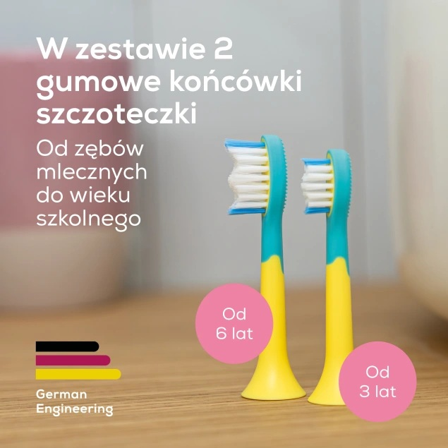 Dwie żółto-turkusowe końcówki szczoteczek dla dzieci na drewnianym tle z polskim tekstem.