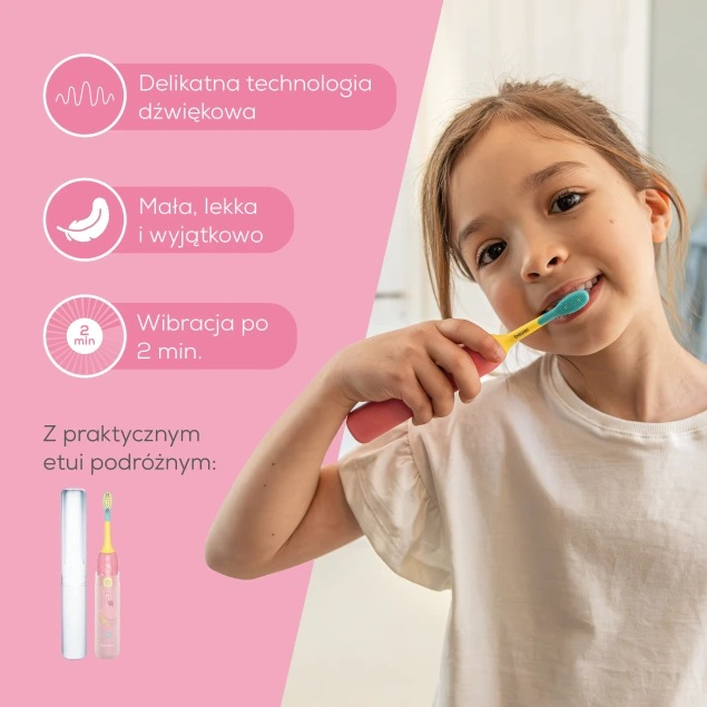 Młoda dziewczynka uśmiecha się, szczotkując zęby kolorową szczoteczką elektryczną.