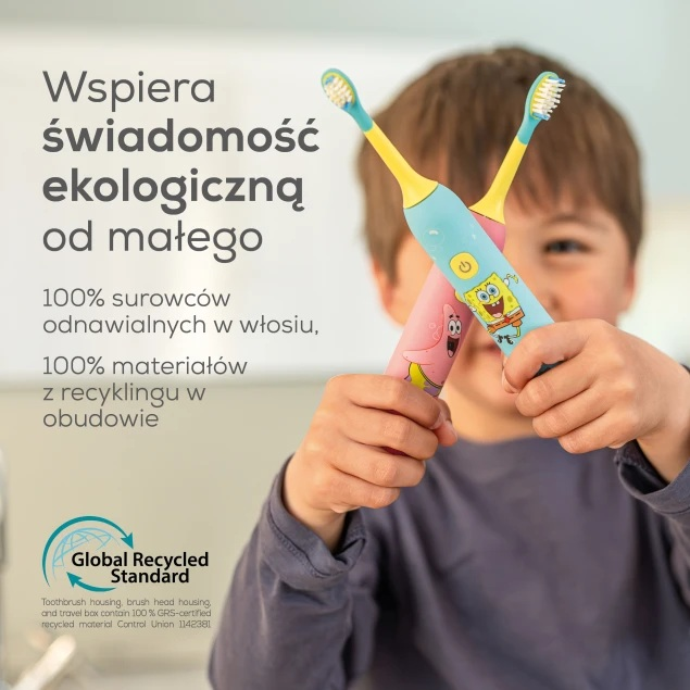 Dziecko trzyma dwie kolorowe szczoteczki elektryczne z motywami SpongeBoba. Po lewej stronie znajduje się tekst.