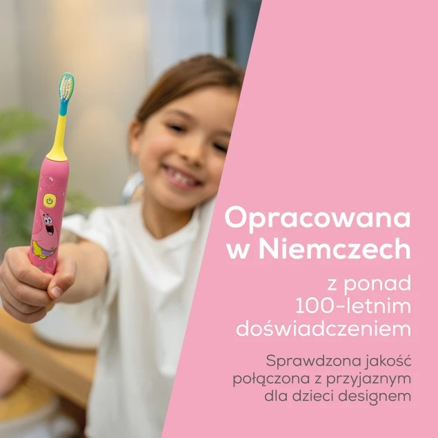 Szczęśliwa dziewczynka trzyma różową szczoteczkę elektryczną dla dzieci z motywem Patryka.