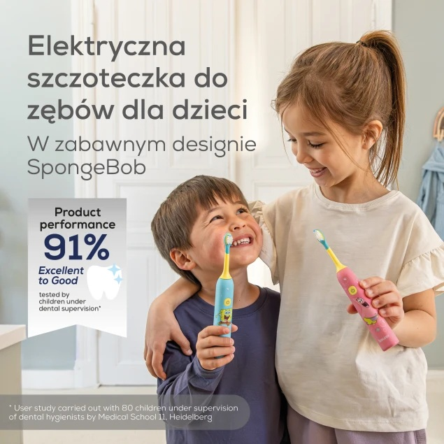 Chłopiec i dziewczynka uśmiechają się, trzymając elektryczne szczoteczki do zębów SpongeBob.