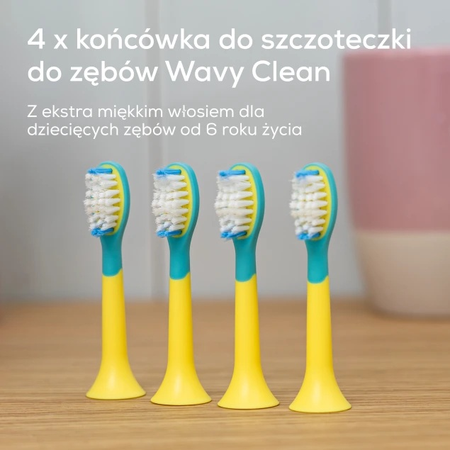 Cztery żółto-turkusowe końcówki szczoteczek dla dzieci stoją na drewnianej powierzchni.