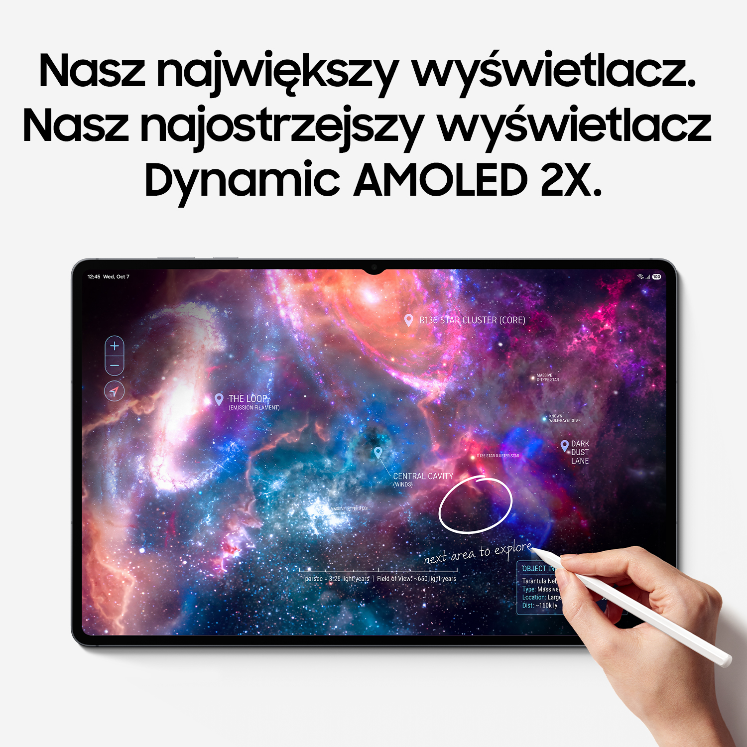 Tablet wyświetla kolorową galaktykę, a dłoń rysuje na ekranie za pomocą rysika.