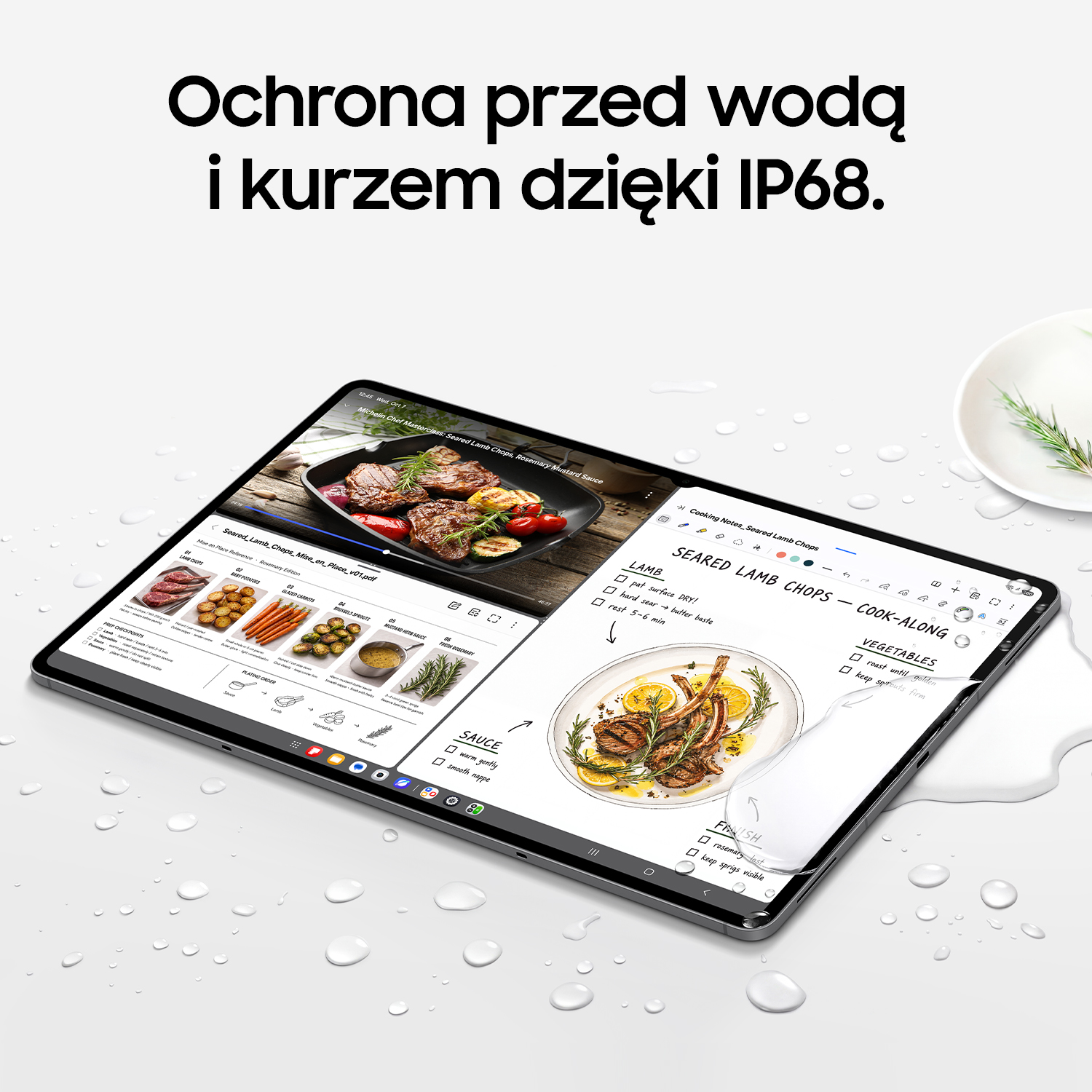 Tablet z filmem kulinarnym i notatkami leży na mokrej powierzchni z kroplami wody.