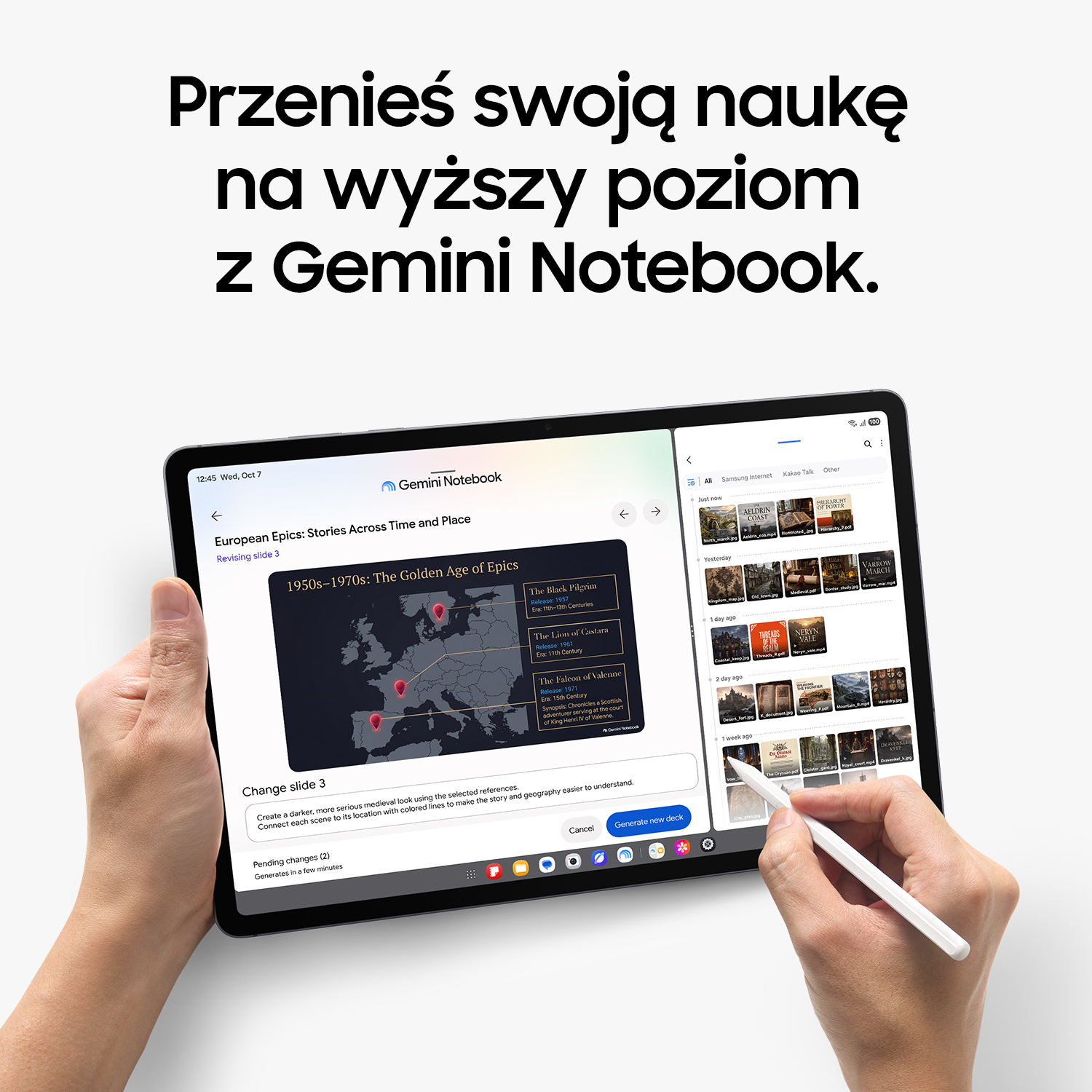 Tablet wyświetla Gemini Notebook z mapą Europy i plikami multimedialnymi, podczas gdy ręka trzyma rysik.