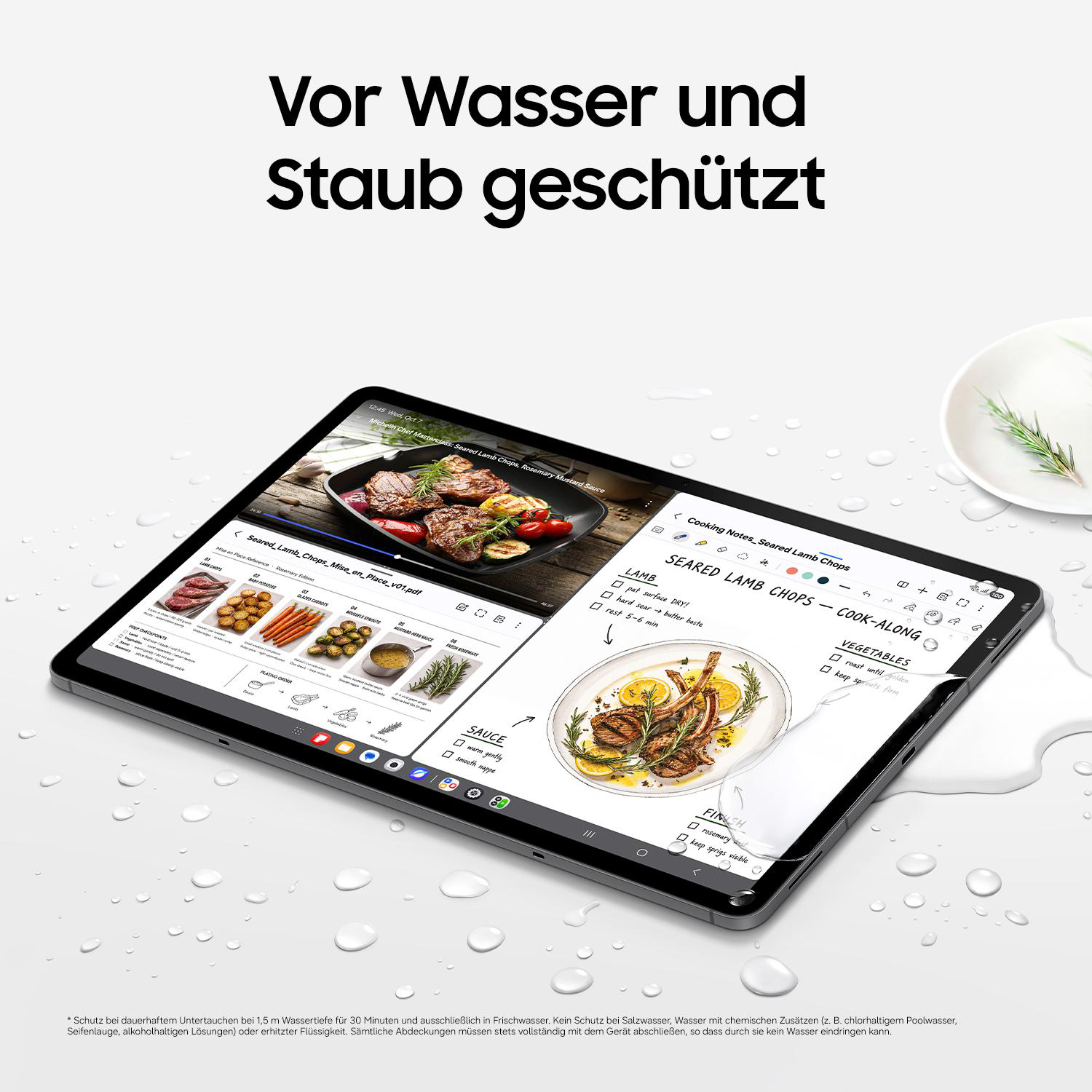 Ein Tablet mit Rezepten auf dem Bildschirm liegt auf einer nassen Oberfläche, umgeben von Wassertropfen.