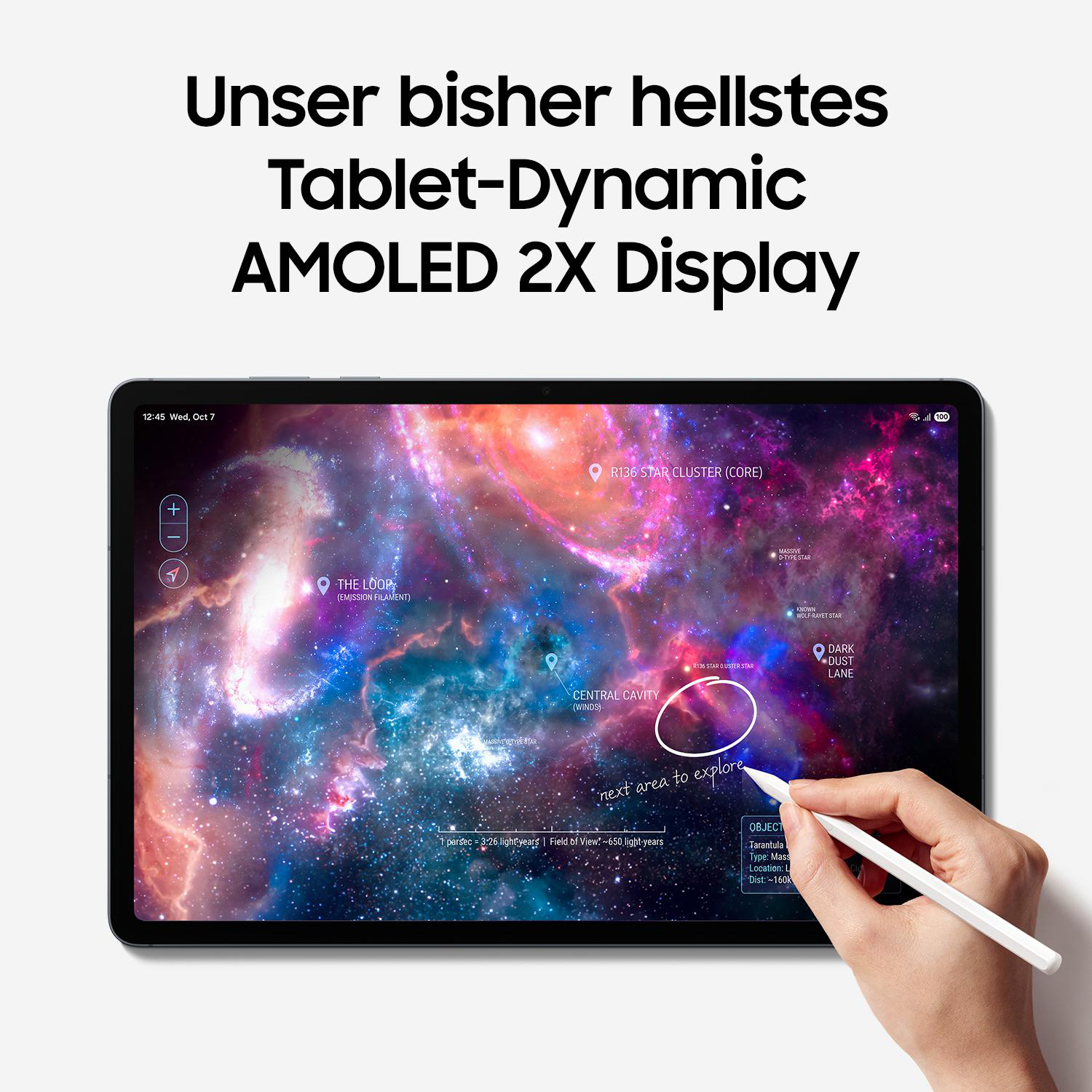 Ein Tablet zeigt ein farbenfrohes Galaxie-Display, während eine Hand mit einem Stift den Bildschirm berührt.