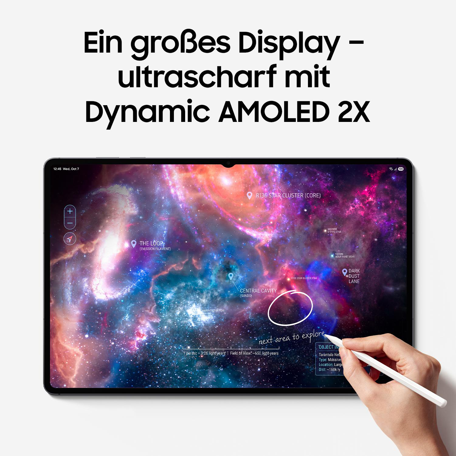 Ein Tablet zeigt eine farbenfrohe Galaxie, während ein Stift den Bildschirm berührt. Darüber steht deutscher Text.