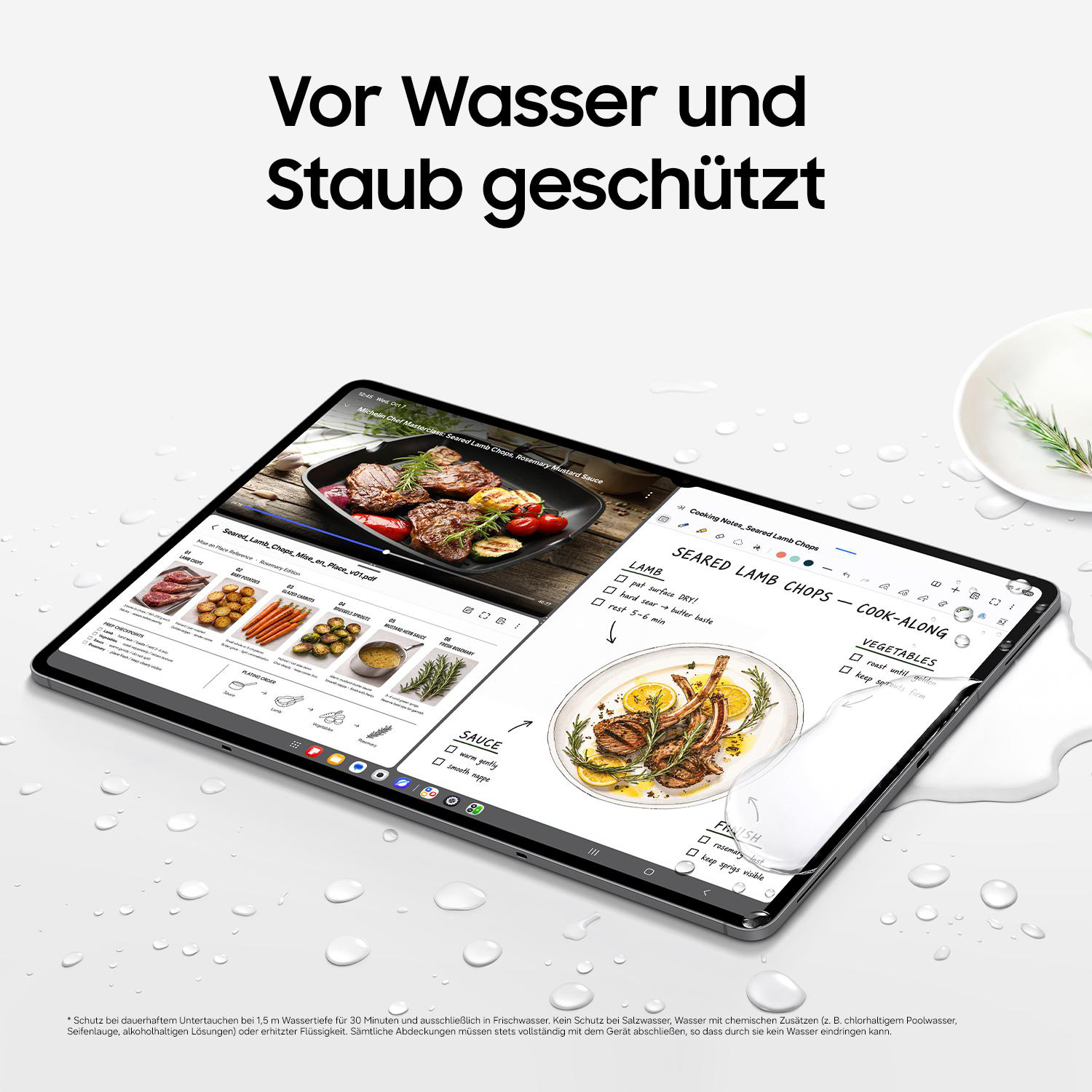 Ein Tablet mit Kochrezepten liegt auf einer weißen Oberfläche mit Wassertropfen und deutschem Text.