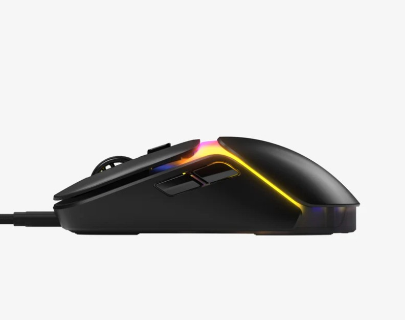 Beyaz arka planda RGB aydınlatmalı siyah bir oyuncu faresinin yandan görünümü.