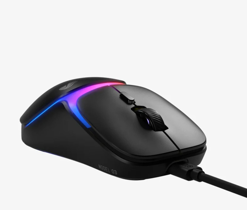 RGB aydınlatmalı ve 'MODEL O3' yazılı siyah kablolu oyun faresi.