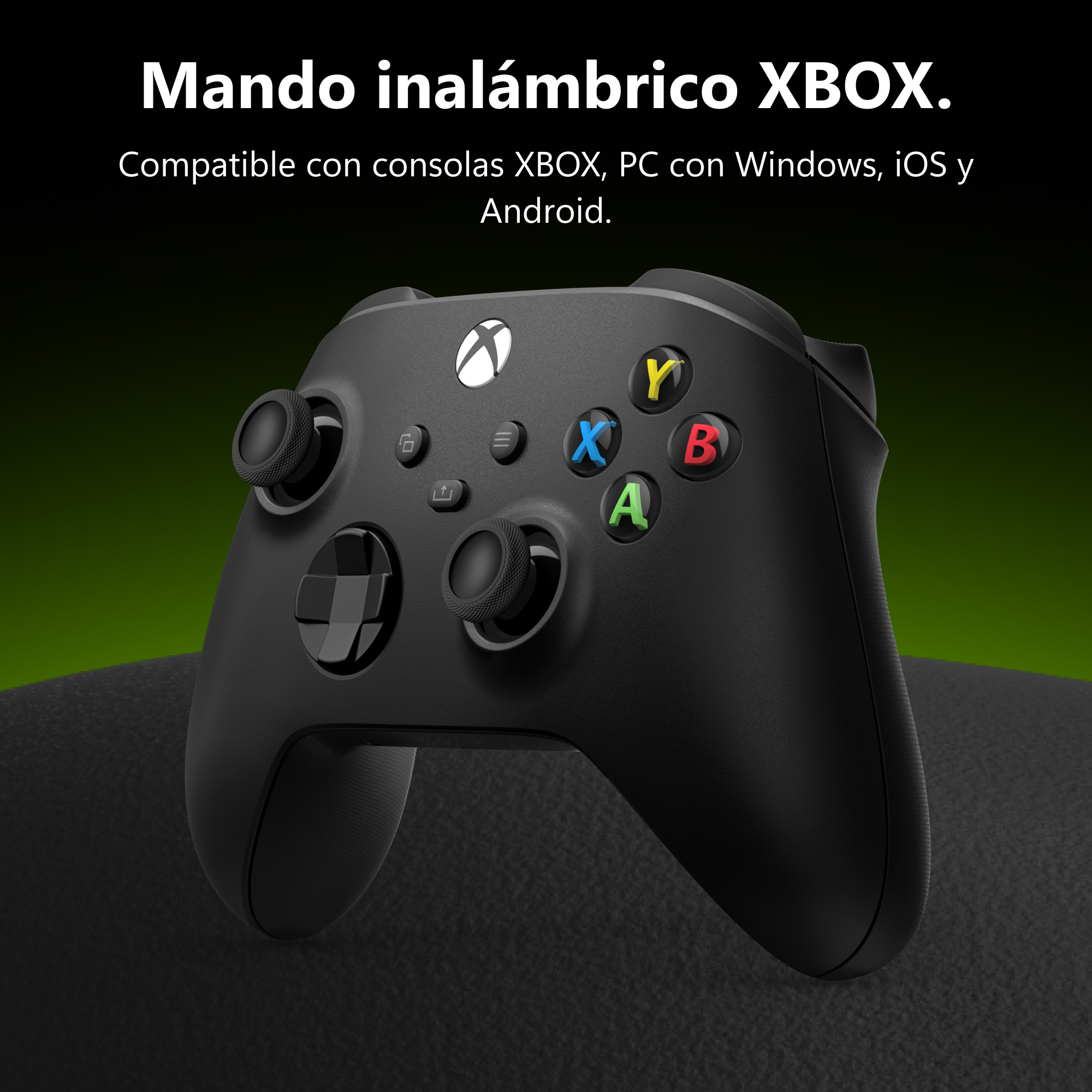 Un mando inalambrico Xbox negro con botones de colores sobre fondo oscuro.