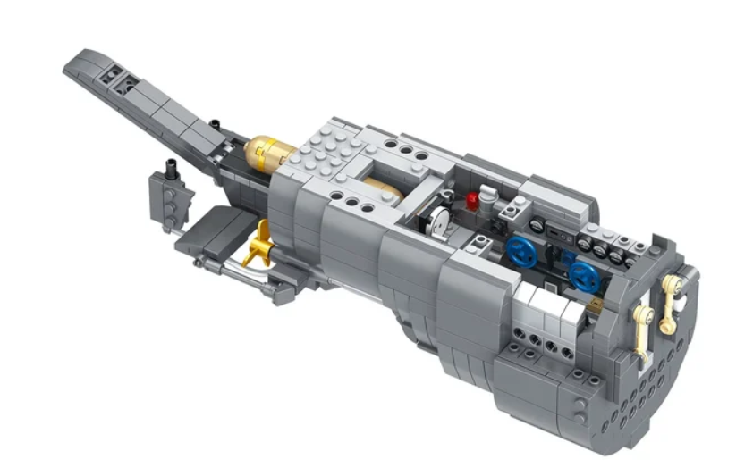 Ein detailliertes graues Lego-U-Boot-Modell mit freiliegendem Innenraum mit Bedienfeldern, Sitzen und mechanischen Teilen.
