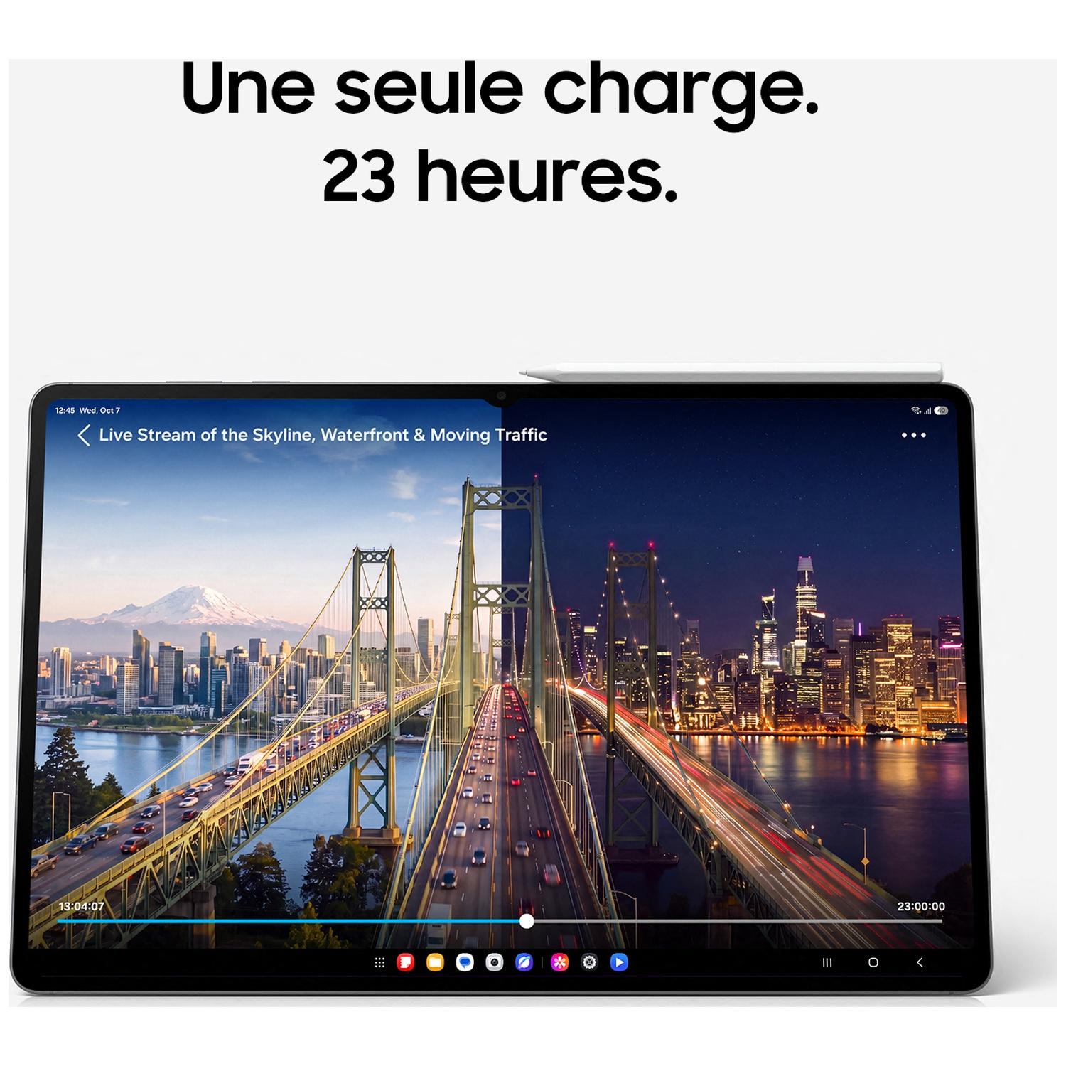 Une tablette affiche un pont partagé entre des paysages urbains de jour et de nuit, avec du texte.