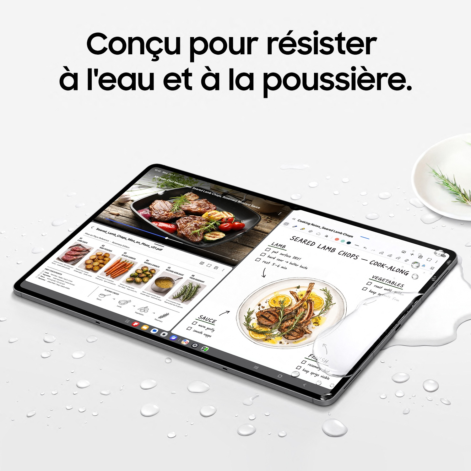 Une tablette affiche des vidéos de cuisine et des notes à l'écran, entourée de gouttes d'eau sur une surface claire.