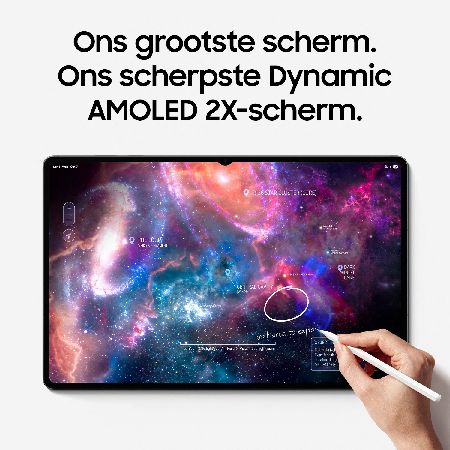 Een tablet toont een kleurrijk ruimtescherm terwijl een hand met een stylus erop tekent.