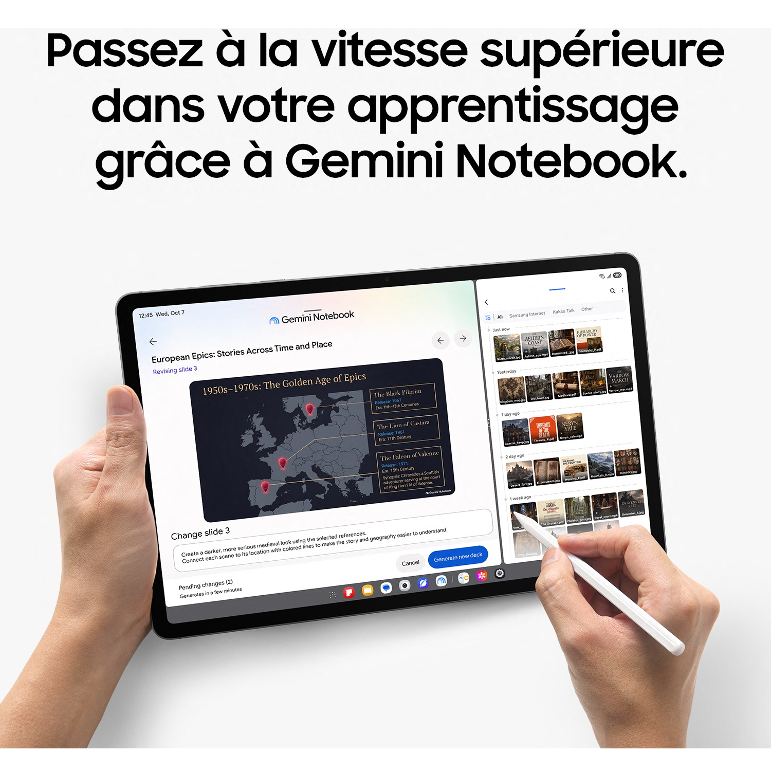 Une tablette affiche l'appli Gemini Notebook avec une carte et du texte. Des mains tiennent la tablette.