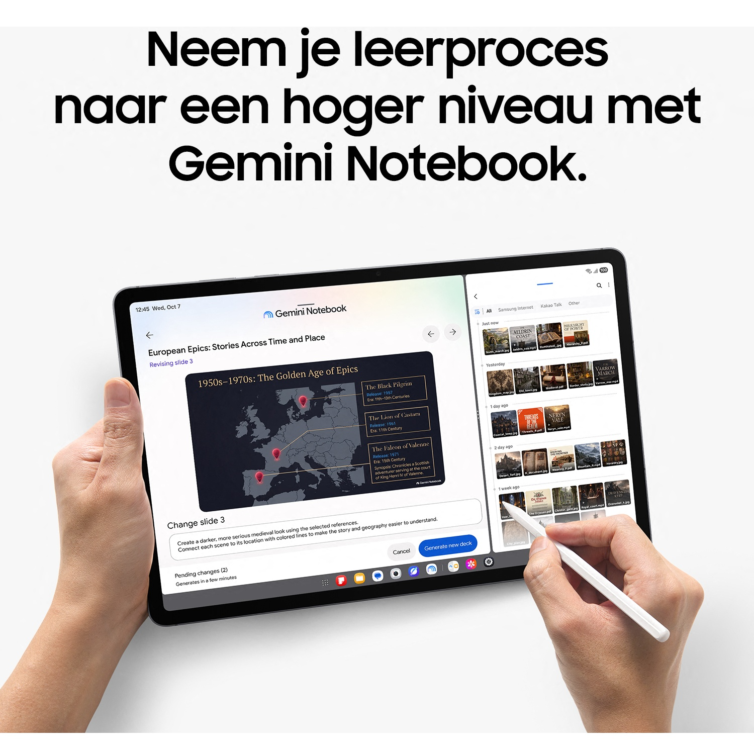 Een tablet toont de Gemini Notebook-app met tekst en een Europese kaart, terwijl handen hem vasthouden en een stylus gebruiken.