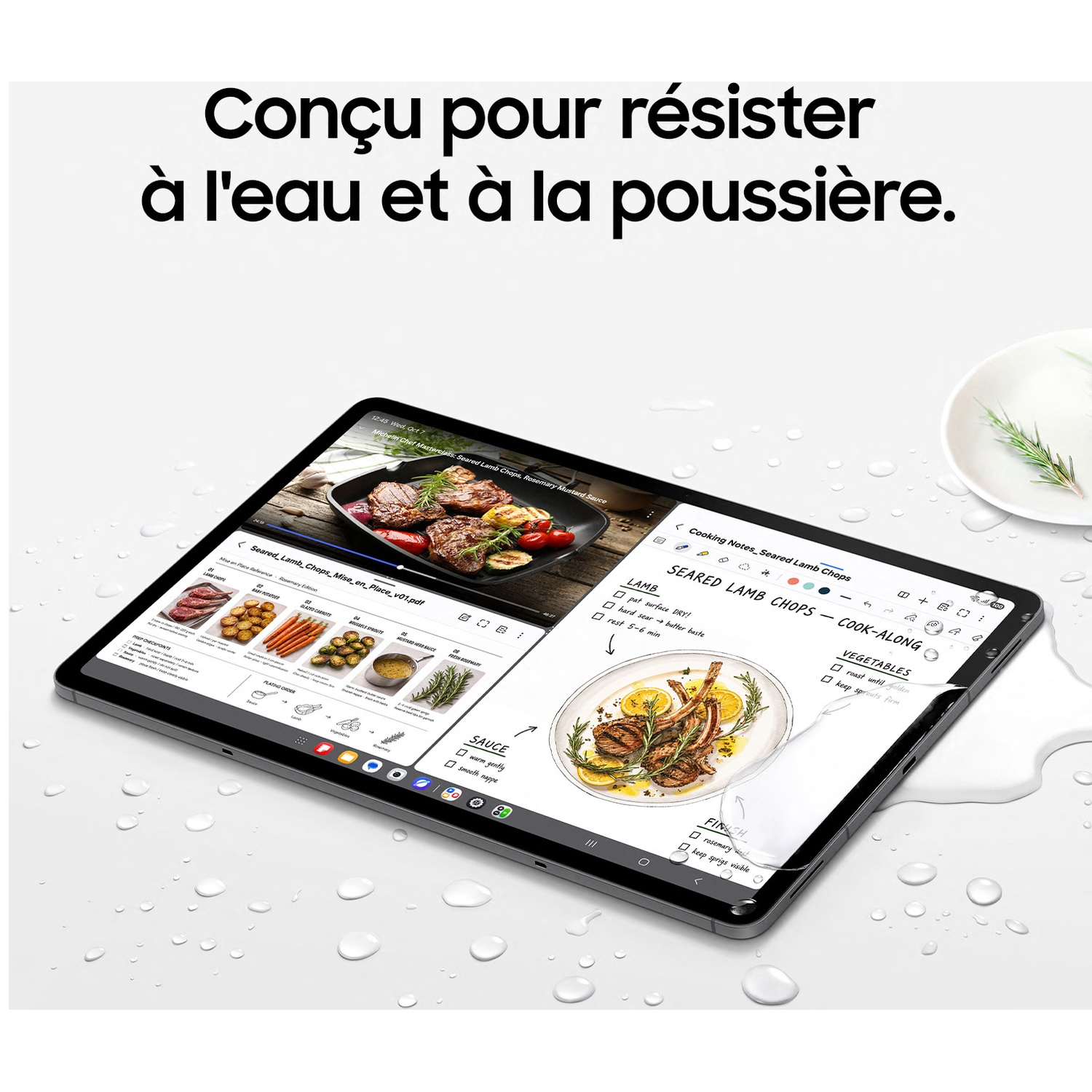 Une tablette affichant des recettes et des vidéos de cuisine sur une surface mouillée.