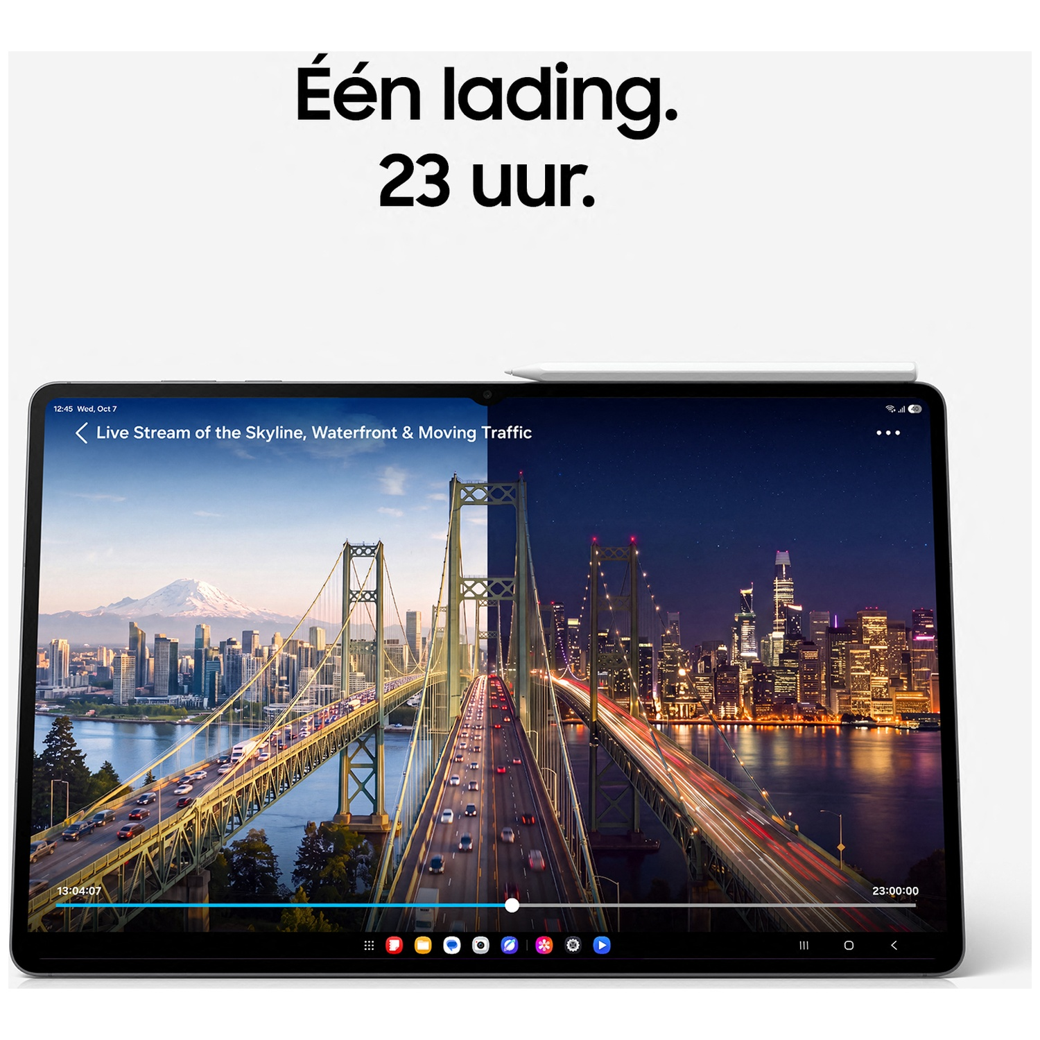 Een tablet toont een brug, verdeeld in daglicht links en nachtelijke stadse verlichting rechts.
