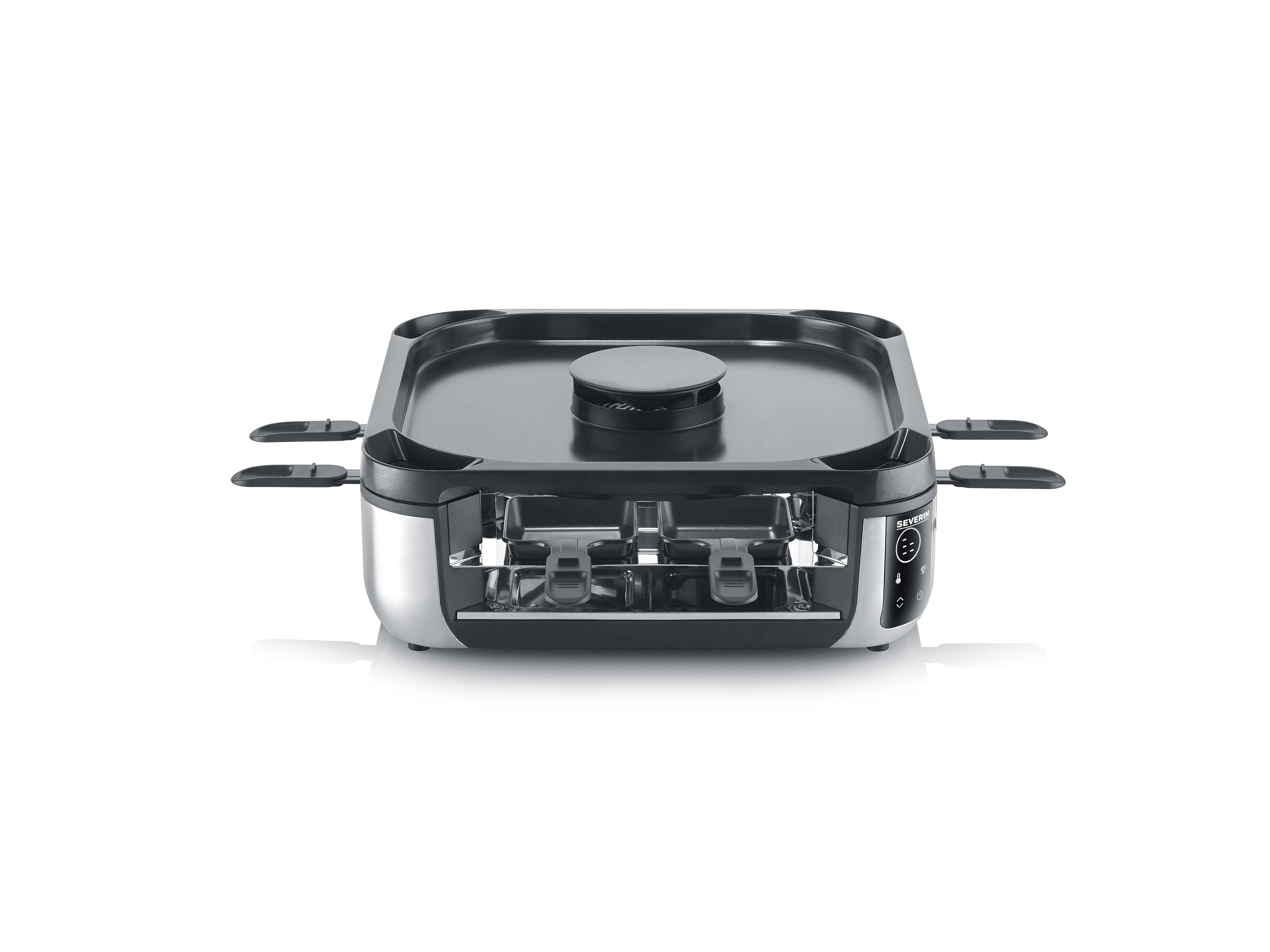 Ein silberner Raclette-Grill mit schwarzer Grillplatte und vier kleinen Pfännchen auf weißem Hintergrund.