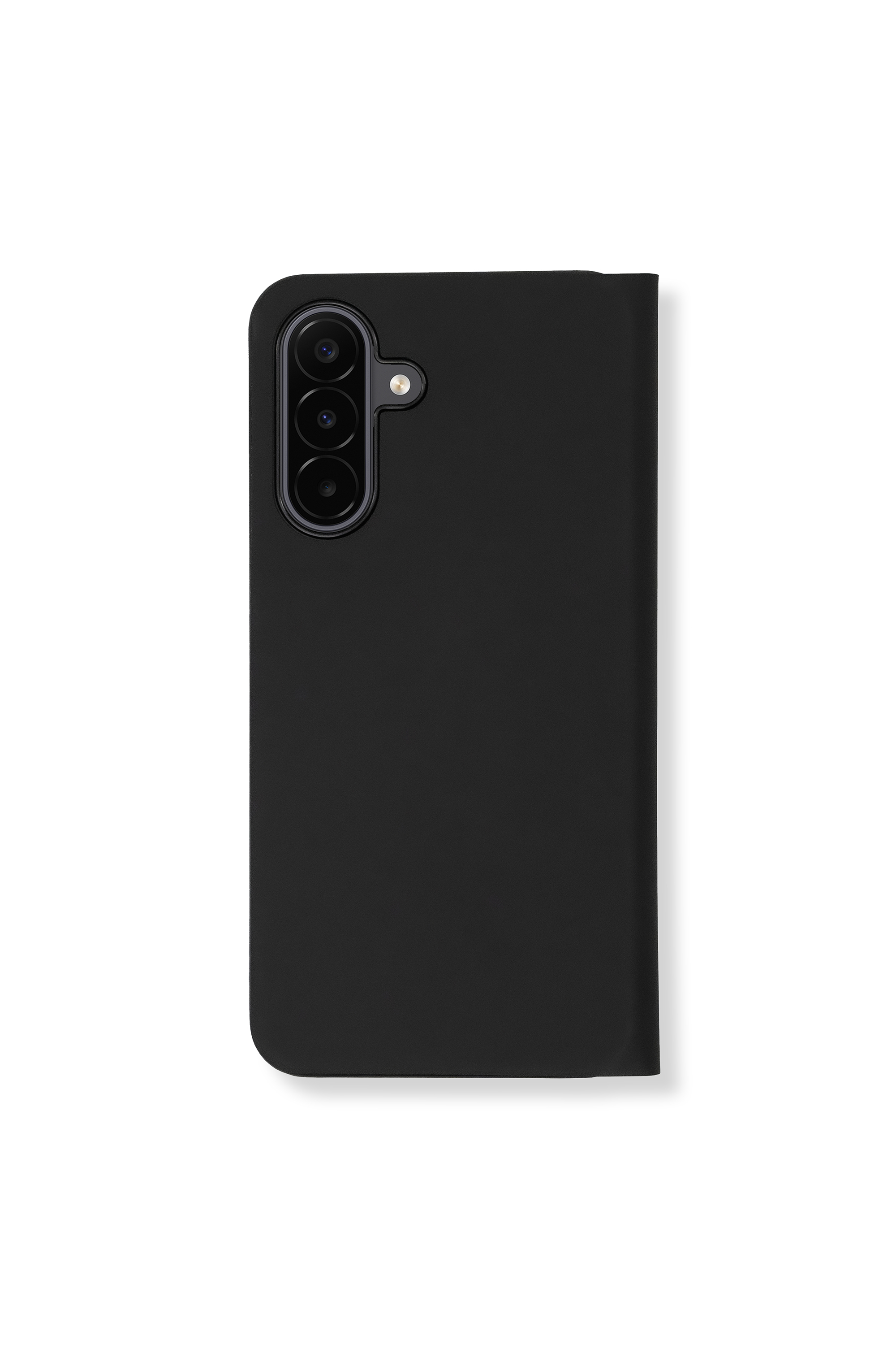 Ein schwarzes Smartphone mit dreifacher Kamera und Blitz auf der Rückseite in einer Hülle auf weißem Hintergrund.