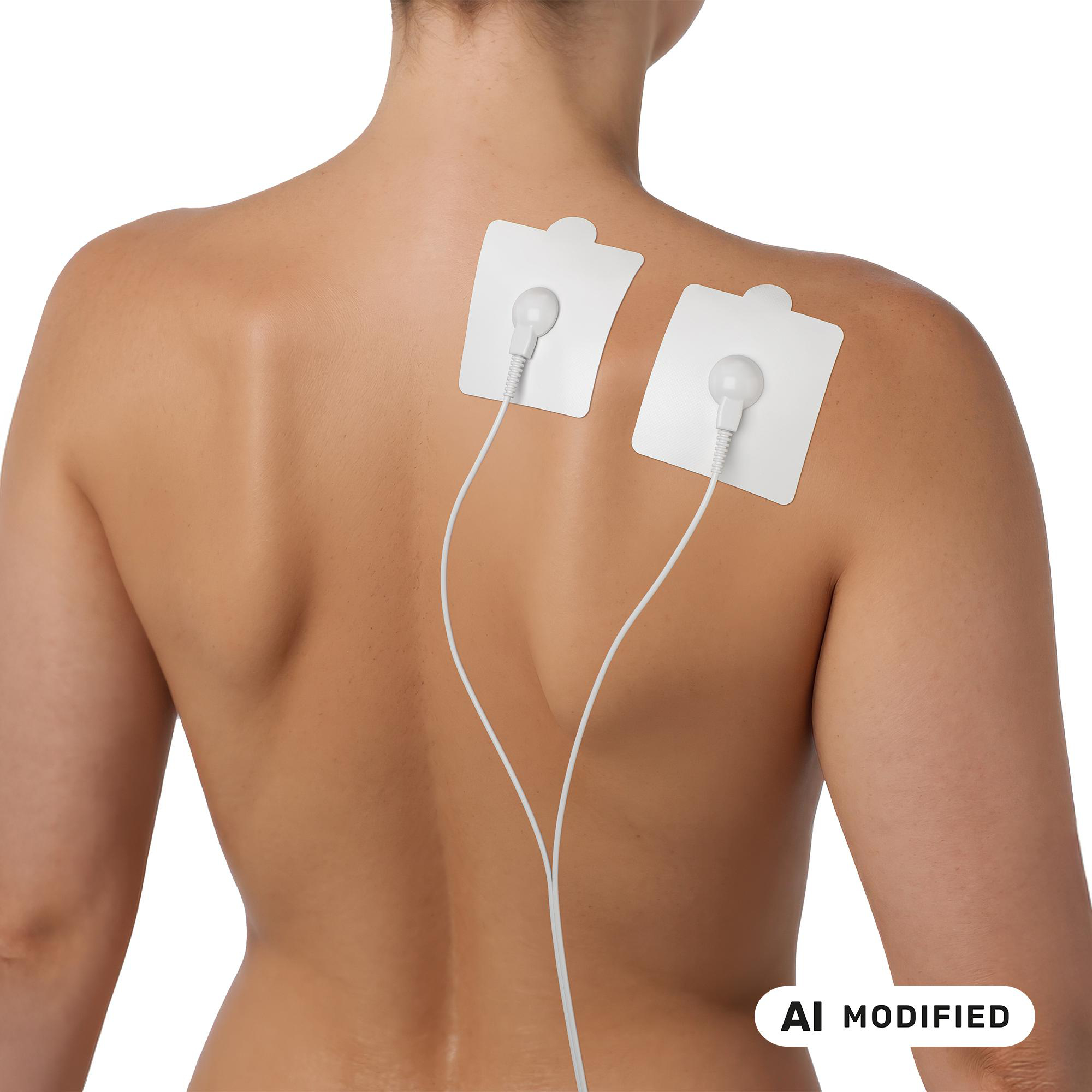 Rückansicht einer Person mit zwei weißen TENS-Elektrodenpads, die mit Kabeln auf dem oberen Rücken befestigt sind.