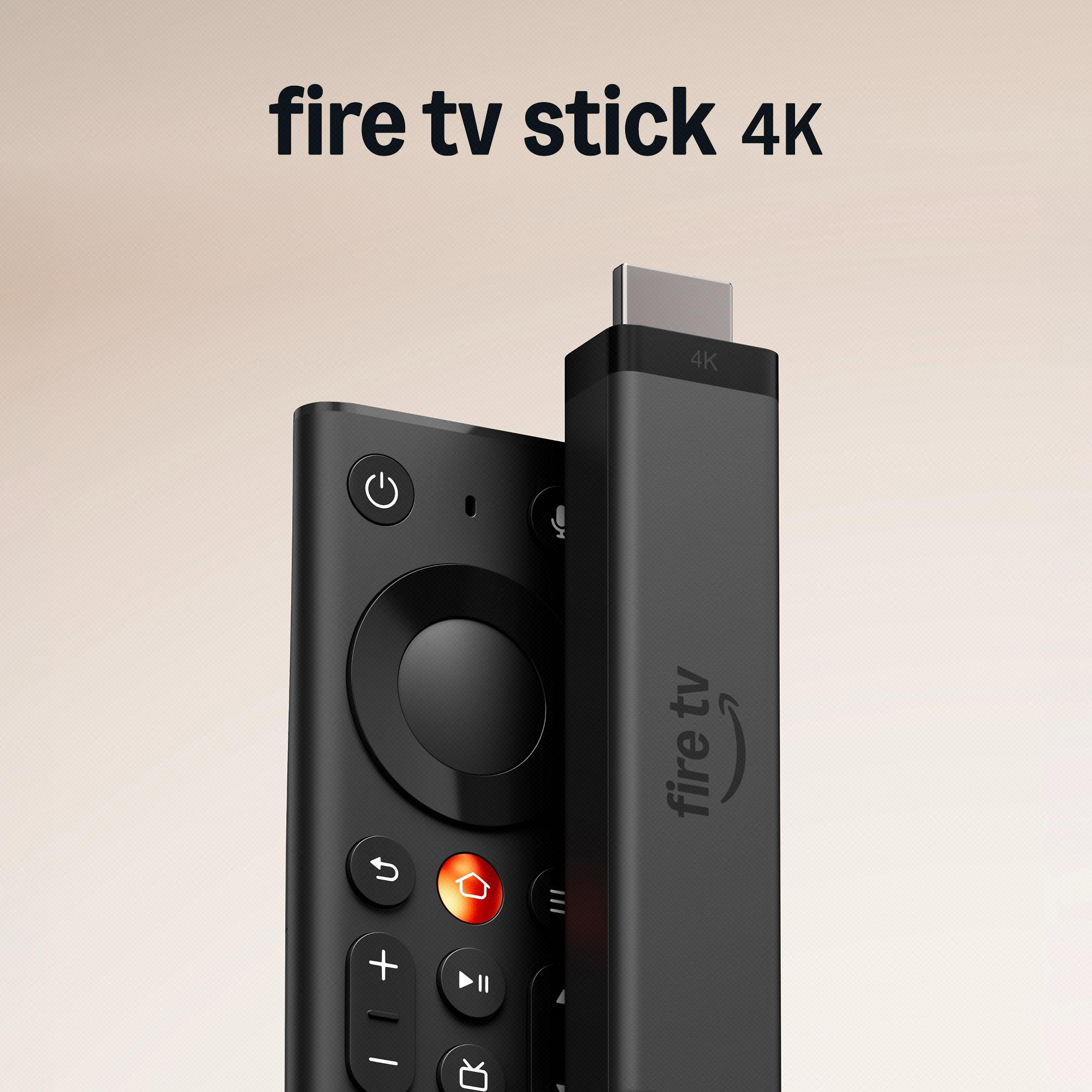Ein schwarzer Fire TV Stick 4K und seine Fernbedienung vor hellem Hintergrund.