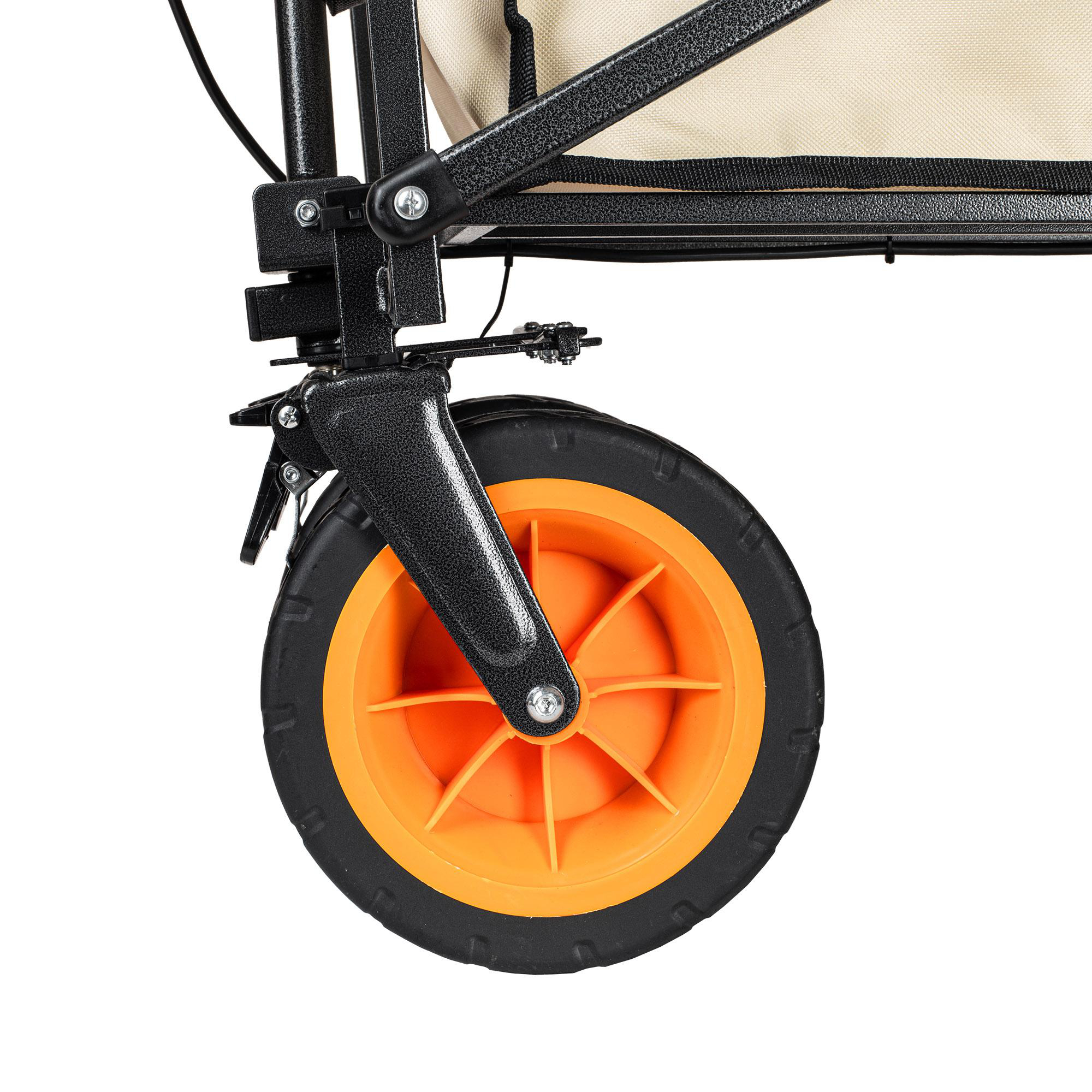 Nahaufnahme des großen orangefarbenen Rades mit schwarzem Gummireifen eines Bollerwagens.
