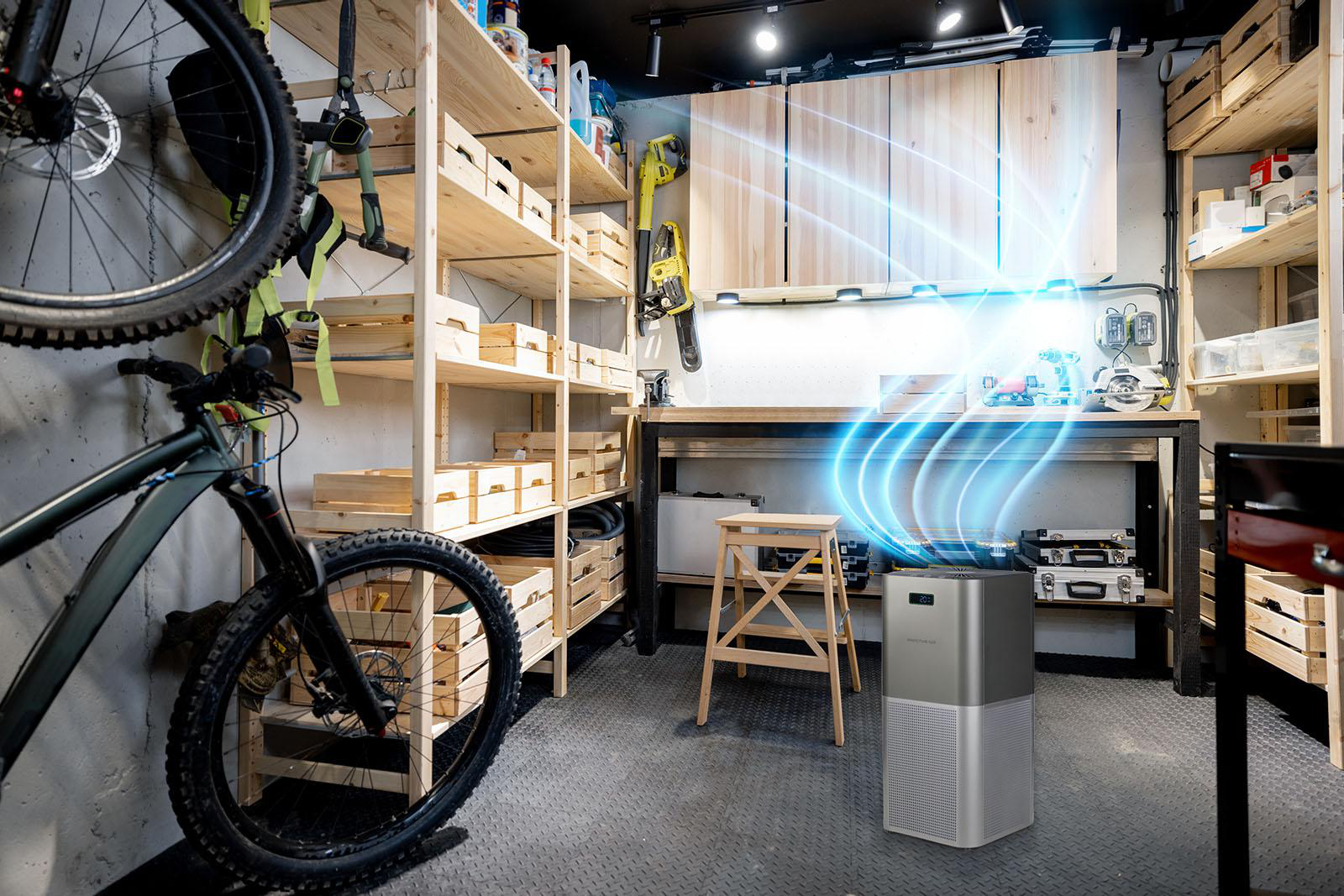 Ein Luftreiniger steht in einer Garage neben einem Fahrrad und Holzregalen, während blaue Luftstromlinien aufsteigen.