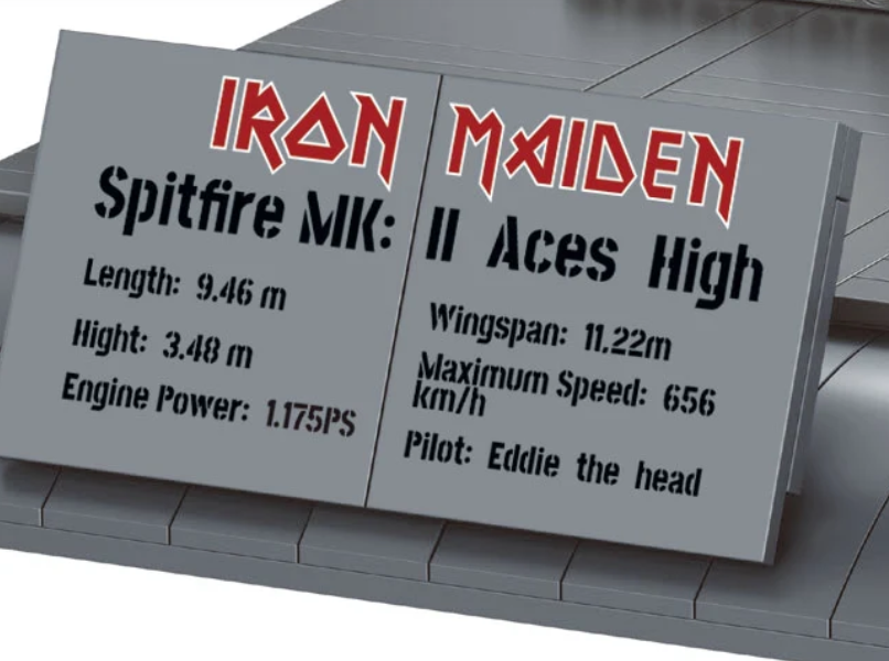 Graues Schild mit Iron Maiden Logo und technischen Daten des Spitfire MK II Aces High Modells.