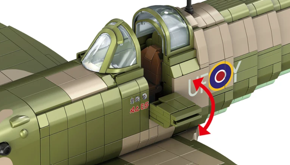 Ein detailliertes Spielzeugflugzeug aus Bausteinen mit offenem Cockpit und rotem Pfeil.