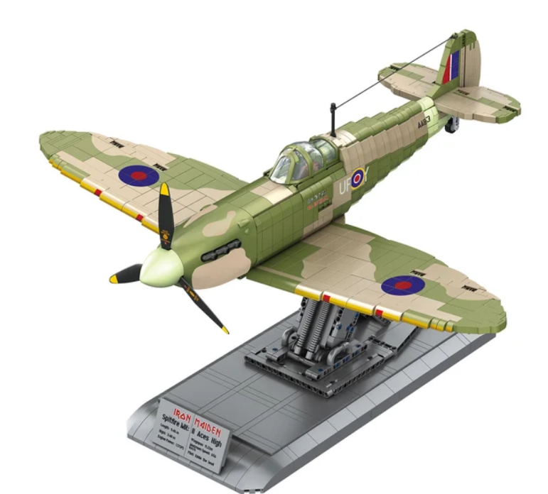 Ein detailliertes Lego-Modell eines grünen und beigen Spitfire-Flugzeugs auf einem Ständer mit einem Schild davor.