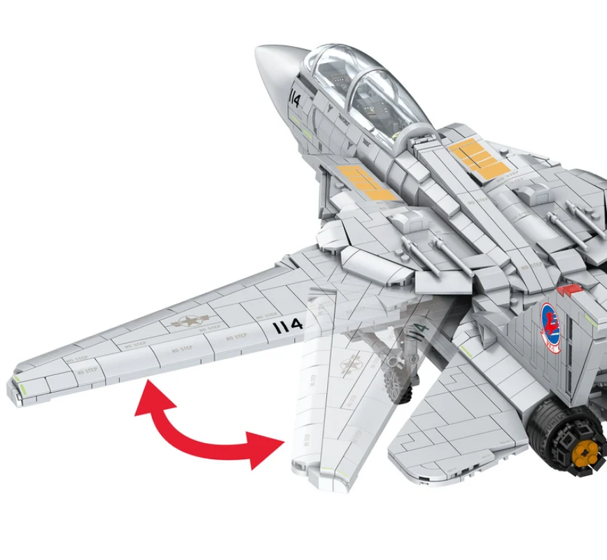 Ein graues Lego-Kampfflugzeug mit beweglichen Flügeln und weißem Hintergrund.